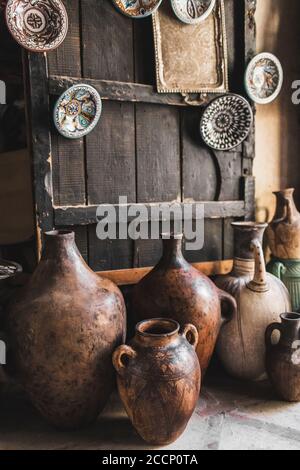 Molte caraffe e vasi di argilla unici fatti a mano sul mercato arabo locale. Souk nella medina di Marrakech. Foto Stock