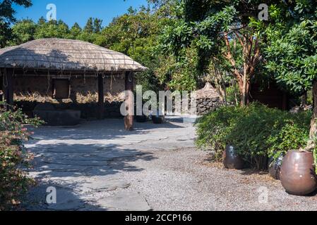 Splendido scenario all'interno del Villaggio Folcloristico di Seongeup nell'isola di Jeju, Corea del Sud. Foto Stock