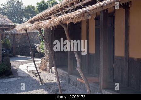 Splendido scenario all'interno del Villaggio Folcloristico di Seongeup nell'isola di Jeju, Corea del Sud. Foto Stock