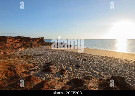 Tramonto atmosferico a Smith Point, Garig Gunak Barlu National Park, Cobourg Peninsula, Arnhem Land, Northern Territory, NT, Australia Foto Stock