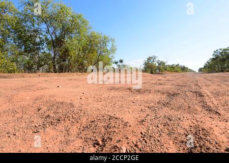 Vista ad angolo basso di una strada sterrata corrugata rossa, Penisola di Cobourg, Arnhem Land, territorio del Nord, NT, Australia Foto Stock