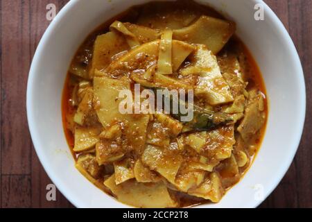 Bambù sparare curry di pomodoro, Konkan e Goa cucina tradizionale Foto Stock