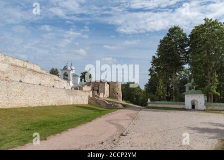 Chiesa di San Sergio di Radonezh e la vecchia fortezza di Izborsk, manica di difesa di Nikolsky, porte e Cattedrale di San Nicola del 14 ° secolo dietro il for Foto Stock