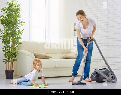 la famiglia è felice di pulire la camera Foto Stock