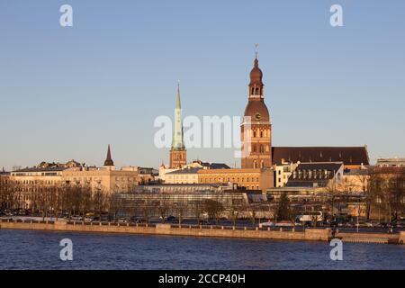 Riga, Lettonia. La vista del 11 novembre Embankment del fiume Daugava. Le Torri, i campanili della Cattedrale di riga, la Chiesa di San Pietro e San Salvatore Foto Stock