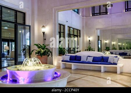 Tivat, Montenegro - 31 maggio 2019: Fontana interna nel cortile interno del Regent Porto Montenegro hotel di lusso sulla costa del mare Adriatico Foto Stock