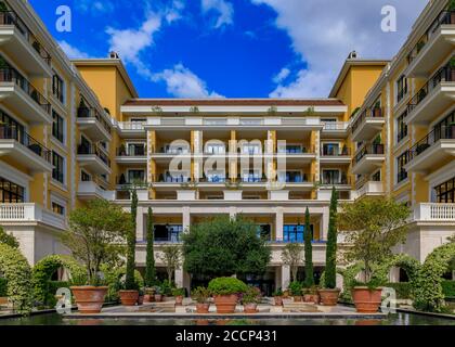 Tivat, Montenegro - 31 maggio 2019: Cortile panoramico del Regent Porto Montenegro moderno hotel di lusso in estate sulla costa del mare Adriatico Foto Stock