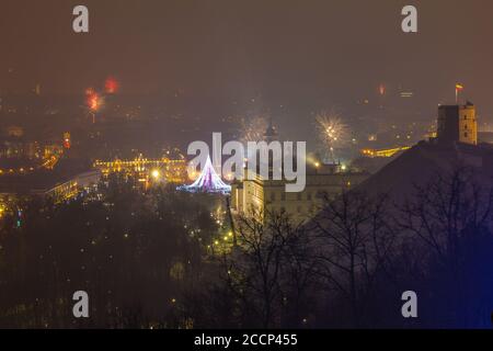 Vilnius, Lituania 01 gennaio 2017: Splendida vista sui fuochi d'artificio principali, nella notte di Capodanno a Piazza della Cattedrale, torre campanaria, Cattedrale di St Foto Stock