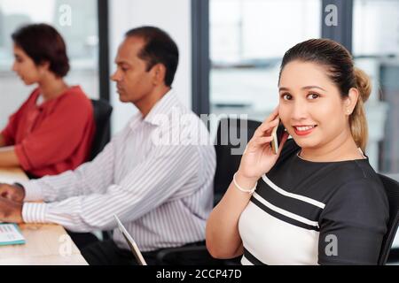 Donna imprenditore che parla al telefono Foto Stock