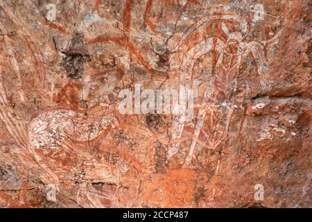 Arte aborigena Galleria di Anbangbang. Dipinti su una parete di roccia fatta di ocra. Luogo sacro. Significato: canguro e uomo. Parco nazionale di Kakadu, Australia Foto Stock