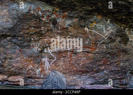 Arte aborigena Galleria di Anbangbang. Dipinti su una parete di roccia fatta di ocra. Luogo sacro. Significato: Guerrieri. Parco nazionale di Kakadu, Australia Foto Stock