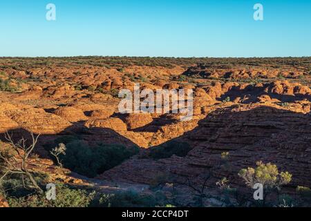 Cupole rocciose al parco del Kings Canyon formate da dune di sabbia compresse e compattate nel corso di migliaia di anni. Formazioni di assestamento trasversali. Watarrka, Australia Foto Stock