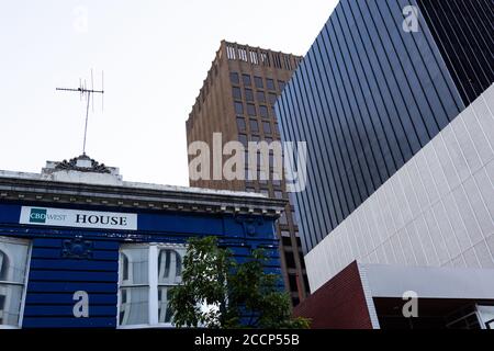 Edifici tradizionali e moderni in città. Casa blu di fronte a moderni edifici uffici. Perth, Australia Foto Stock