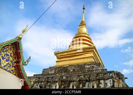 La parte superiore di Wat Phra che Chang Kham Worawihan Tempio di Viharn e principale Chedi nella provincia di Nan, Thailandia del nord Foto Stock