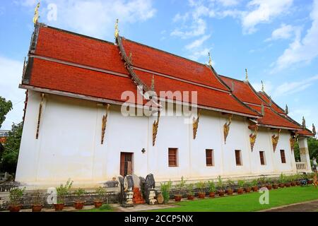 Il Viharn di Wat Phra che Chang Kham Worawihan complesso del tempio, provincia di Nan, Thailandia del nord Foto Stock