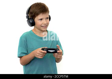 Boy gioca un gioco per computer con le cuffie e un joystick, console di gioco. Foto Stock