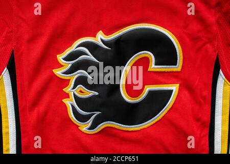 Calgary, Alberta, Canada. 23 agosto 2020. Un primo piano di una maglia Red di hockey di Calgary Flames. Foto Stock