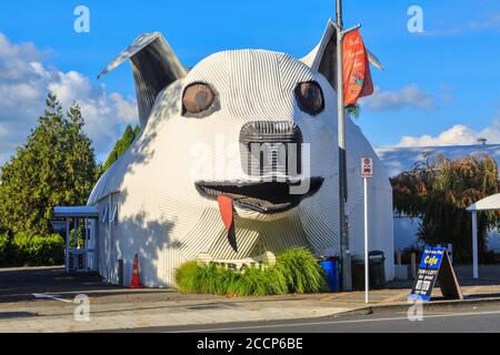 Tirau, Nuova Zelanda. Il 'Big Dog', una scultura in ferro corrugato che ospita il centro informazioni per i visitatori della città, 5 maggio 2019 Foto Stock