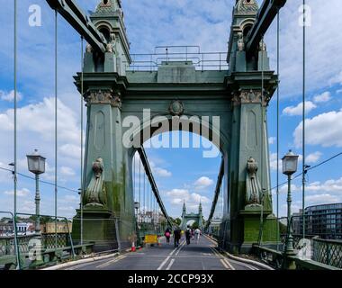 Londra, Inghilterra - 22 luglio 2020: Hammersmith Bridge è ora chiuso ai veicoli a motore dal 2019 a causa di problemi strutturali, inaugurato nel 1887 Foto Stock