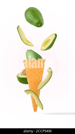 coni gelato con ingredienti che cadono in movimento Foto Stock