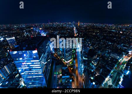 Un paesaggio urbano notturno nella città urbana di Tokyo angolo di ripresa alto Foto Stock