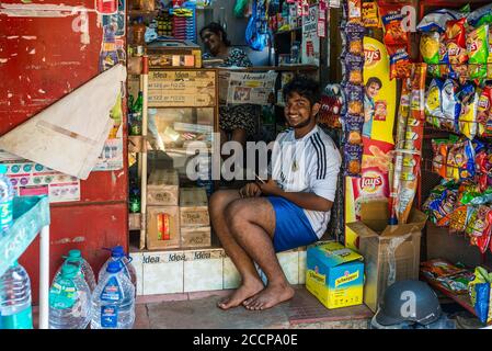 Candolim, North Goa, India - 23 novembre 2019: Beach Shacks e venditori che forniscono servizi e merci ai turisti sulla strada per la spiaggia di Candolim Foto Stock