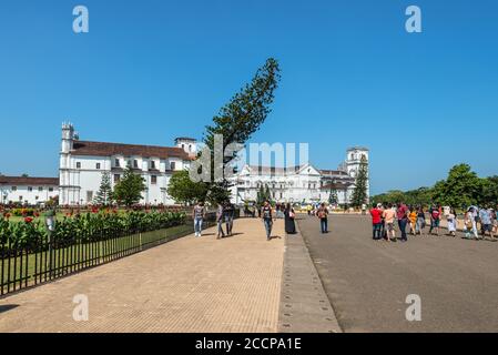 Old Goa, India - 23 novembre 2019: Turisti e locali di fronte alla Chiesa Cattolica di San Francesco d'Assisi e la Cattedrale se nella Vecchia Goa, India. Foto Stock