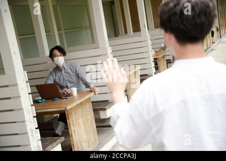 L'uomo maturo e l'uomo giovane saluto al lavoro Foto Stock