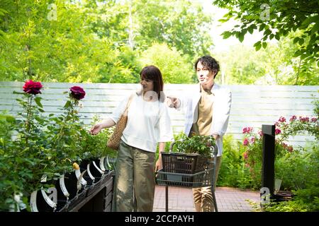 Coppia matura Shopping nel Garden Shop Foto Stock