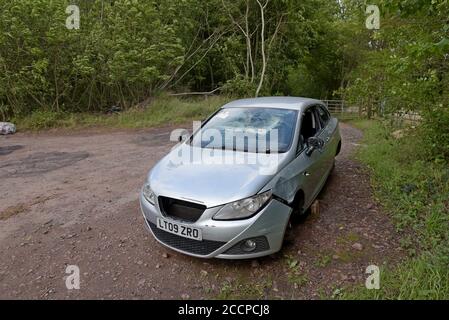 Una 2009 Seat Ibiza vandalizzato e lasciato in un Herefordshire layby su mattoni con un adesivo 'council aware' sul Parabrezza 22 agosto 2020 Foto Stock