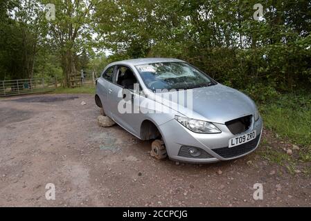 Una 2009 Seat Ibiza vandalizzato e lasciato in un Herefordshire layby su mattoni con un adesivo 'council aware' sul Parabrezza 22 agosto 2020 Foto Stock