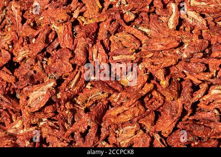 Tomati essiccati al sole della Sicilia, Italia, sano biologico cibo italiano di fondo o struttura Foto Stock
