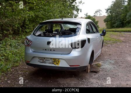 Una 2009 Seat Ibiza vandalizzato e lasciato in un Herefordshire layby su mattoni con un adesivo 'council aware' sul Parabrezza 22 agosto 2020 Foto Stock