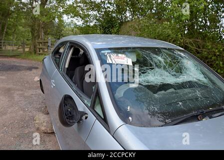 Una 2009 Seat Ibiza vandalizzato e lasciato in un Herefordshire layby su mattoni con un adesivo 'council aware' sul Parabrezza 22 agosto 2020 Foto Stock