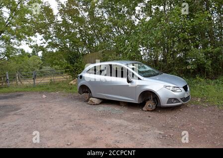 Una 2009 Seat Ibiza vandalizzato e lasciato in un Herefordshire layby su mattoni con un adesivo 'council aware' sul Parabrezza 22 agosto 2020 Foto Stock