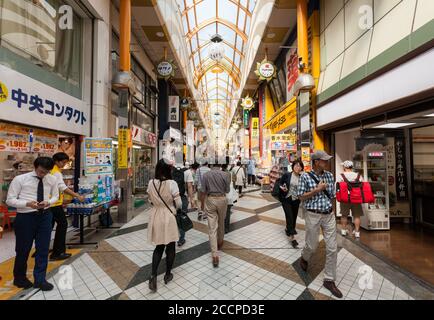 Il Sun Shopping Mall e' una tradizionale via per lo shopping coperta di shotengai a Nakano, Tokyo, Giappone. Foto Stock