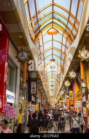 Il Sun Shopping Mall e' una tradizionale via per lo shopping coperta di shotengai a Nakano, Tokyo, Giappone. Foto Stock