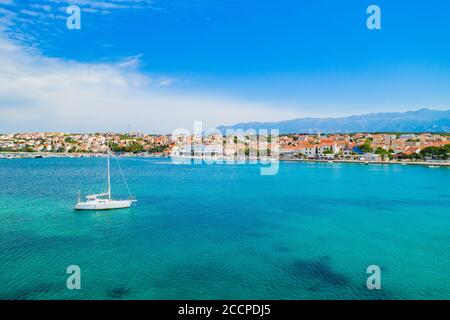 Vista aerea del porto turistico e lungomare nella città di Novalja sull'isola di Pag, Croazia, bella mare Adriatico Foto Stock