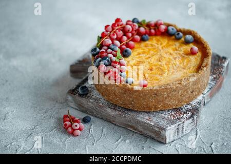 Torta di Cheesecake con frutti di bosco. Torta con cagliata delicata e base di impasto. Foto Stock