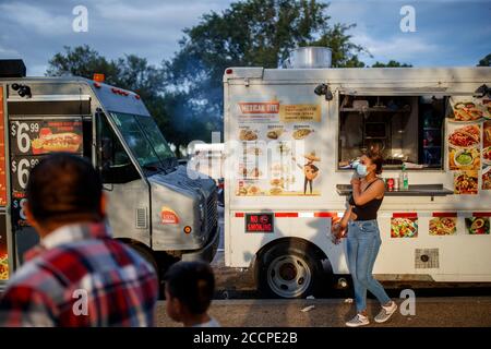 Washington, Stati Uniti. 23 agosto 2020. La gente visita il National Mall a Washington, DC, Stati Uniti, 23 agosto 2020. La U.S. Food and Drug Administration (FDA) ha rilasciato un'autorizzazione per l'uso di emergenza (EUA) la domenica per il plasma convalescente investigativo per il trattamento del COVID-19 in pazienti ospedalizzati. Credit: Ting Shen/Xinhua/Alamy Live News Foto Stock