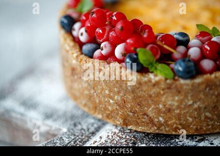 Torta di Cheesecake con frutti di bosco. Torta con cagliata delicata e base di impasto. Foto Stock