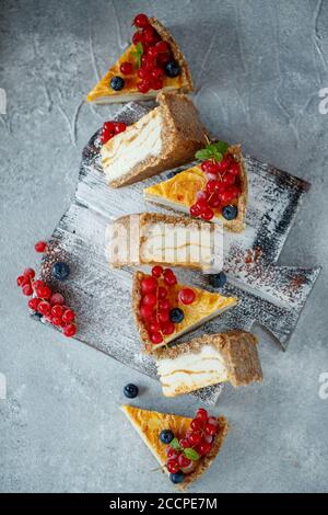 Torta di Cheesecake con frutti di bosco. Torta con cagliata delicata e base di impasto. Foto Stock