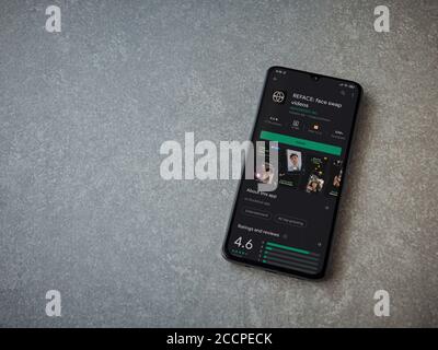 LOD, Israele - 8 luglio 2020: La pagina del negozio di riproduzione dell'app Reface sul display di uno smartphone nero su sfondo in pietra ceramica. Vista dall'alto piatto con Foto Stock