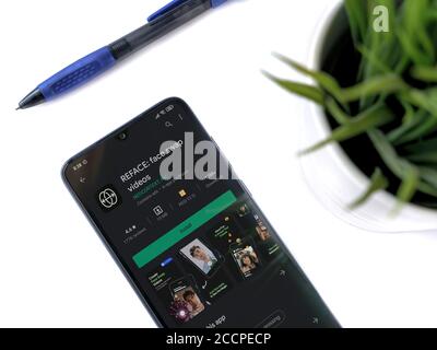 LOD, Israele - 8 luglio 2020: Spazio di lavoro moderno e minimalista per l'ufficio con smartphone nero con applicazione di reface play pagina del negozio su sfondo bianco. Clos Foto Stock