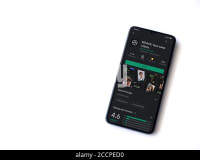LOD, Israele - 8 luglio 2020: Reface app play store page sul display di uno smartphone nero isolato su sfondo bianco. Vista dall'alto piatto con inserto Foto Stock