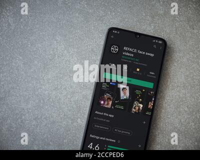 LOD, Israele - 8 luglio 2020: La pagina del negozio di riproduzione dell'app Reface sul display di uno smartphone nero su sfondo in pietra ceramica. Vista dall'alto piatto con Foto Stock