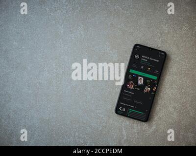 LOD, Israele - 8 luglio 2020: La pagina del negozio di riproduzione dell'app Reface sul display di uno smartphone nero su sfondo in pietra ceramica. Vista dall'alto piatto con Foto Stock