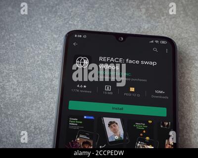 LOD, Israele - 8 luglio 2020: La pagina del negozio di riproduzione dell'app Reface sul display di uno smartphone nero su sfondo in pietra ceramica. Vista dall'alto piatto con Foto Stock