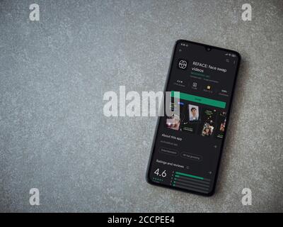 LOD, Israele - 8 luglio 2020: La pagina del negozio di riproduzione dell'app Reface sul display di uno smartphone nero su sfondo in pietra ceramica. Vista dall'alto piatto con Foto Stock