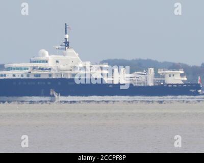 Sheerness, Kent, Regno Unito. 24 agosto 2020. Il superyacht le Grand Bleu è ancora ancorato all'estuario del Tamigi questa mattina, essendo arrivato alle 8 di ieri circa. Questo potrebbe essere il soggiorno più lungo della zona per un superyacht, che normalmente si spostano rapidamente a Londra. Credit: James Bell/Alamy Live News Foto Stock